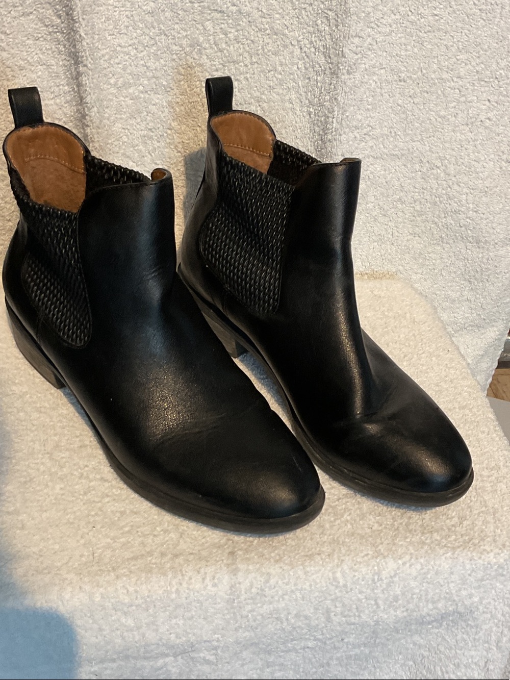 G022. Black Leather Ankle Boots — Sleek Pull-On Style